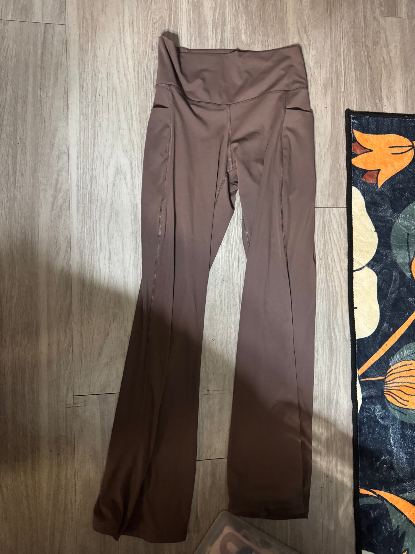 Medium wide leg legging .