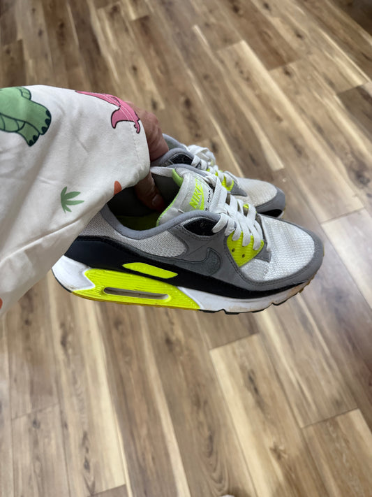 Men’s 8.5. Woman 10